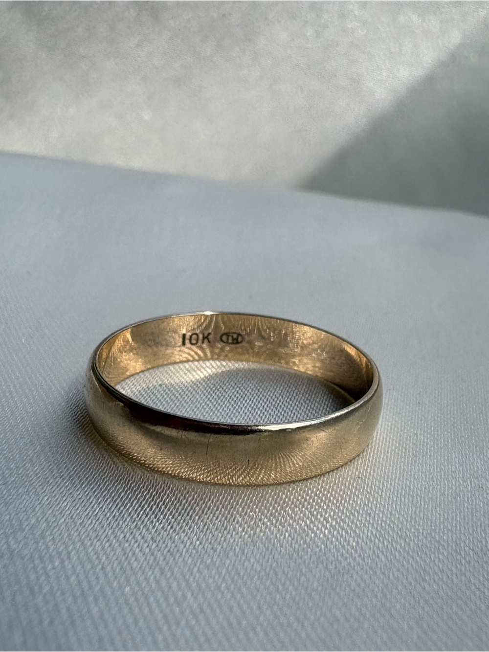 10K Gold Men's Wedding Band - Classic Comfort Fit✨